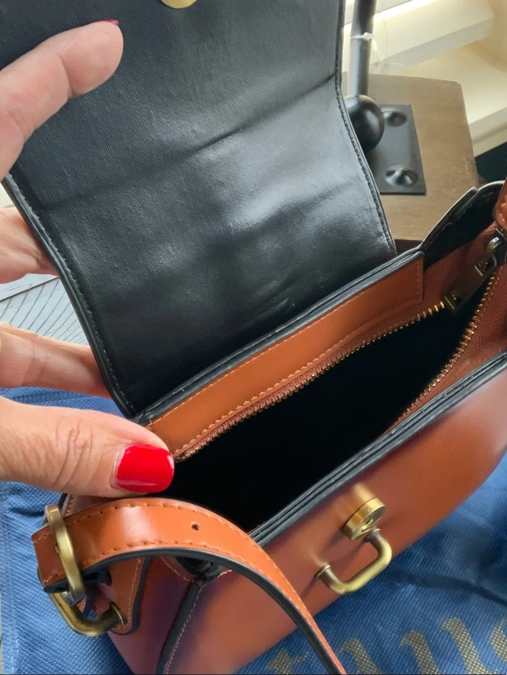Stauer Women's Leather Crossbody Bag in Chestnut - Picture 4 of 4